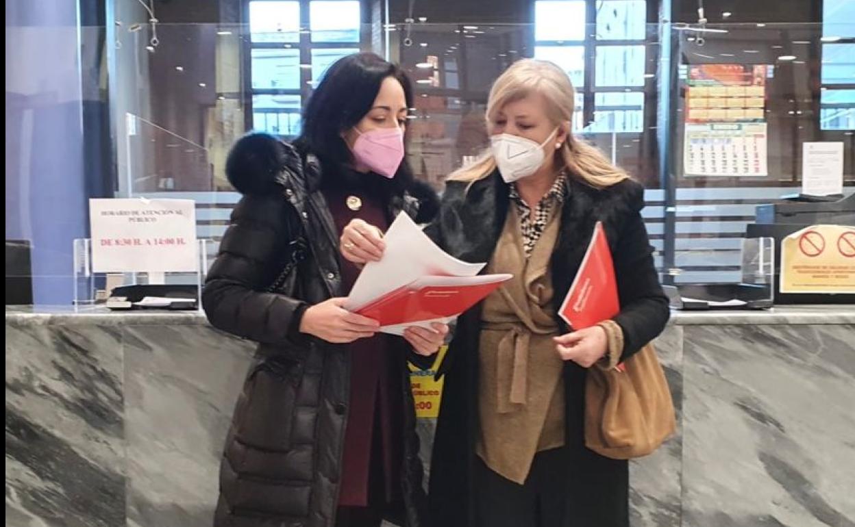 Las concejalas de Cs Ruth Morales y Teresa García Magaz, en el Registro del Ayuntamiento.