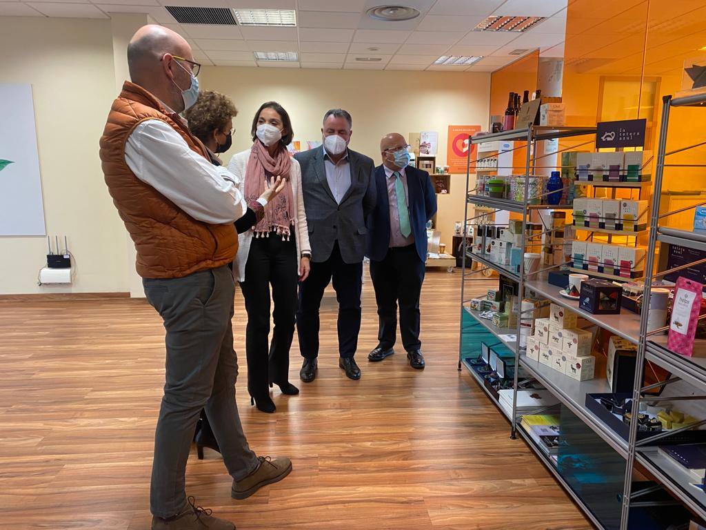 La ministra de Industria (2D), en su visita a las instalaciones de la empresa Pharmadus Botanicals en Camponaraya. 