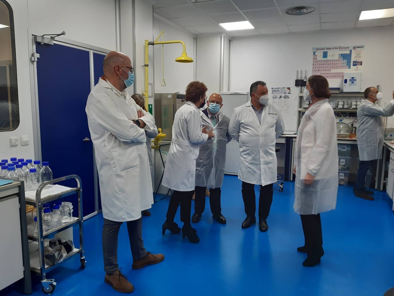 La ministra de Industria (2D), en su visita a las instalaciones de la empresa Pharmadus Botanicals en Camponaraya. 
