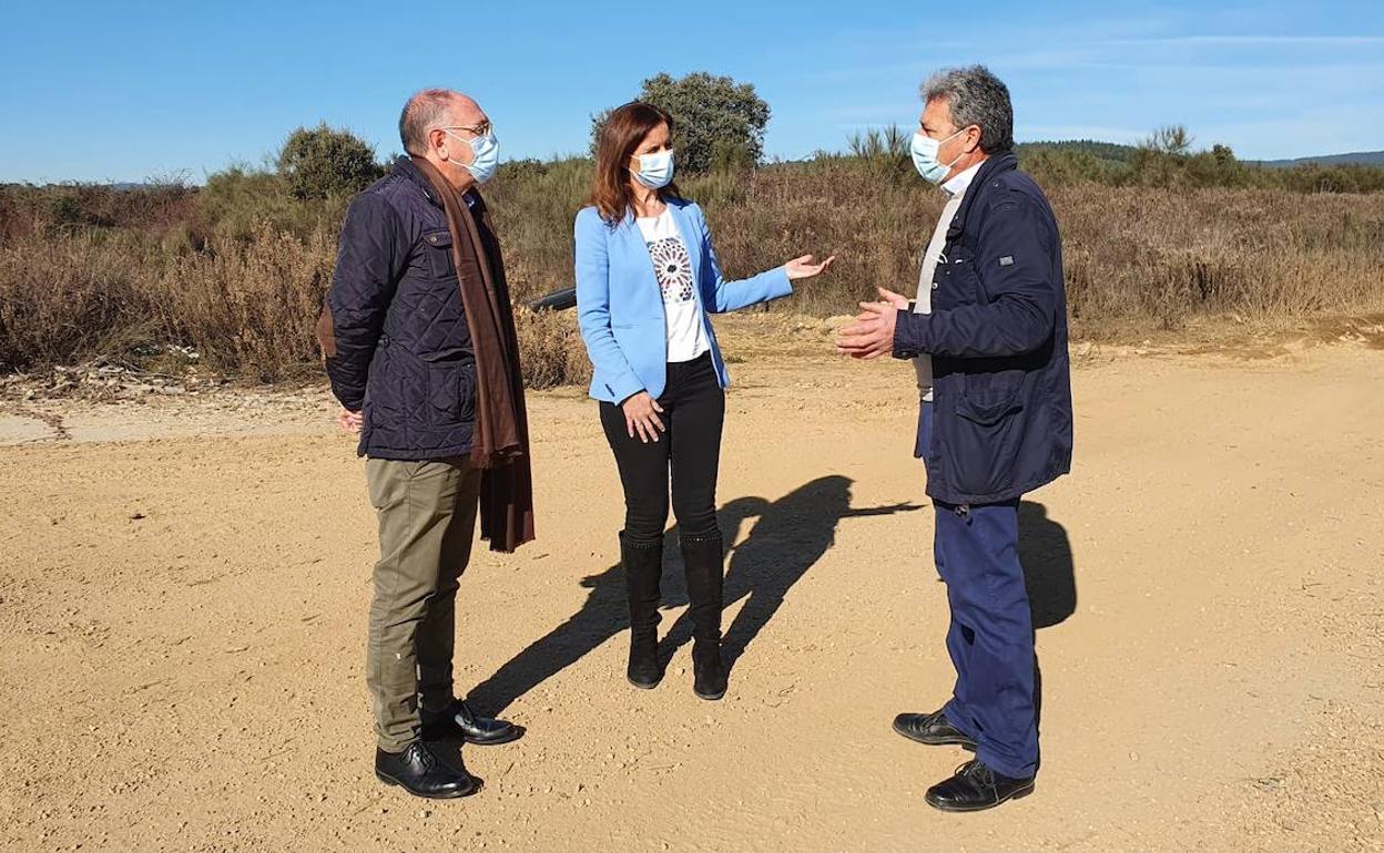 Ana Carlota Amigo visitó el polígono industrial del Bayo junto al concejal de Cs en Cubillos del Sil y el número tres de Cs por León a las Cortes de Castilla y León, Sigifredo Benavides.