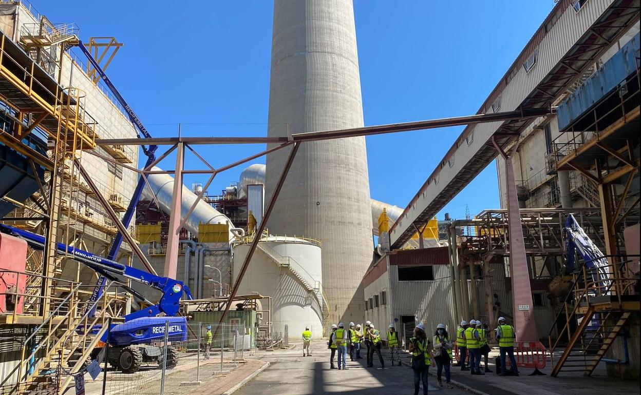 Obras de derribo de la central térmica de Compostilla II en Cubillos del Sil.