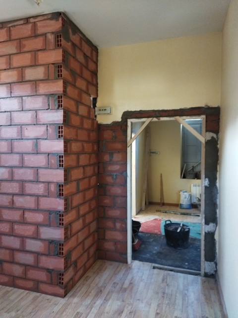 Obras de remodelación del consultorio médico de Villanueva de Valdueza.