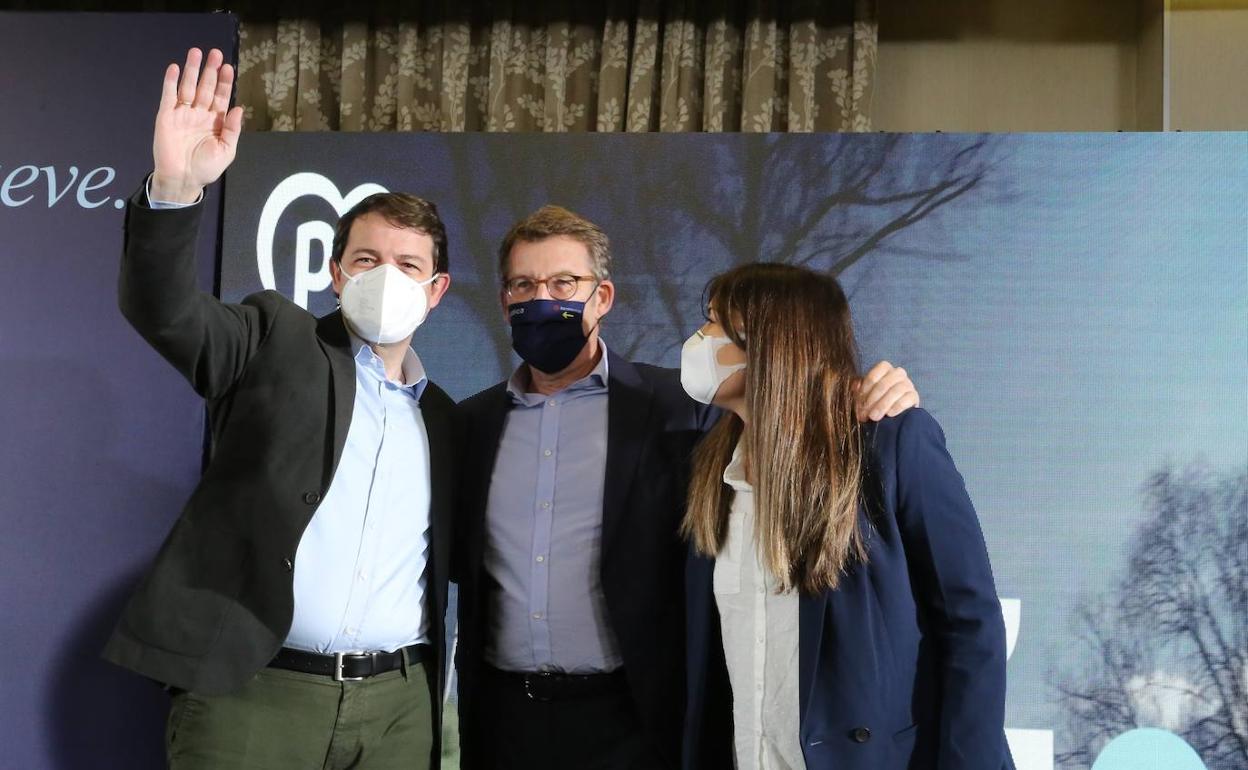 Mañueco, Núñez Feijóo y Coelho, durante el mitin en Ponferrada.