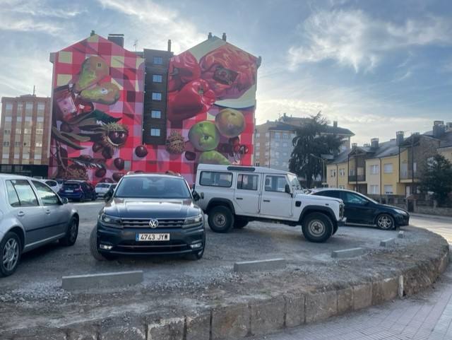 Trabajos de acondicionamiento como aparcamiento del solar del antiguo cuartel de la Guardia Civil en Ponferrada.