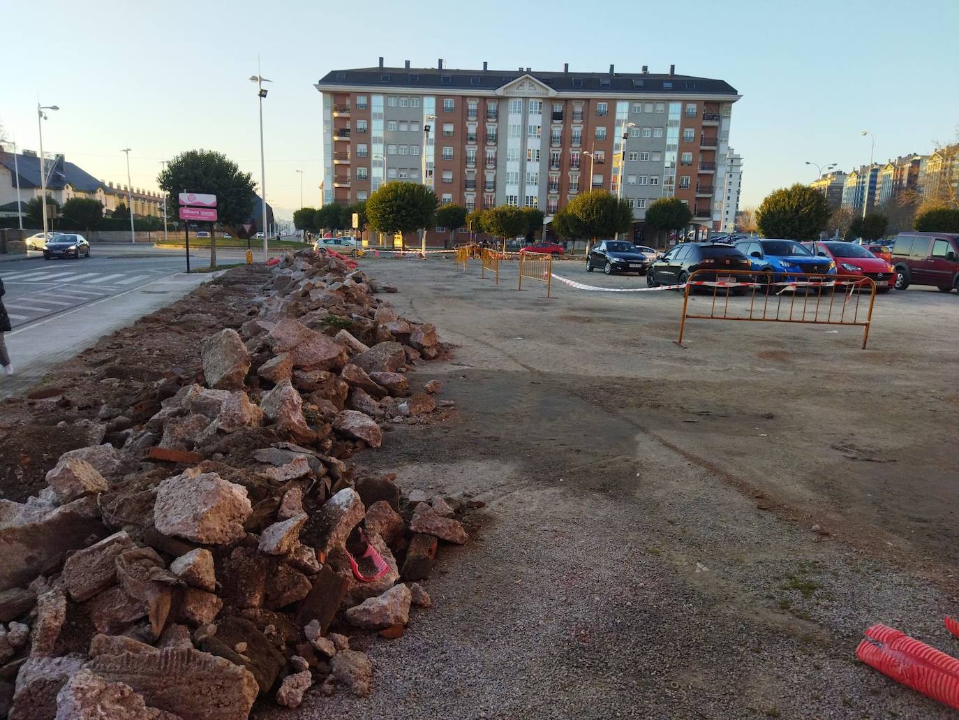 Trabajos de acondicionamiento como aparcamiento del solar del antiguo cuartel de la Guardia Civil en Ponferrada.