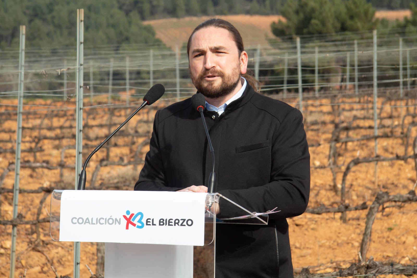 El cancidato de CB-BEX, Raúl Rodríguez Canca, en un mitín en los viñedos de Canedo.