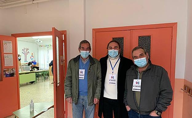 Galería. El candidato de CB-BEX recorre diferentes colegios electorales del Bierzo.