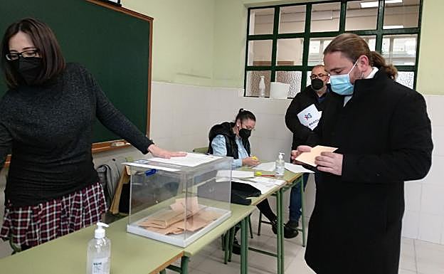 Galería. Canca votó en el IES Virgen de la Encina de Ponferrada.