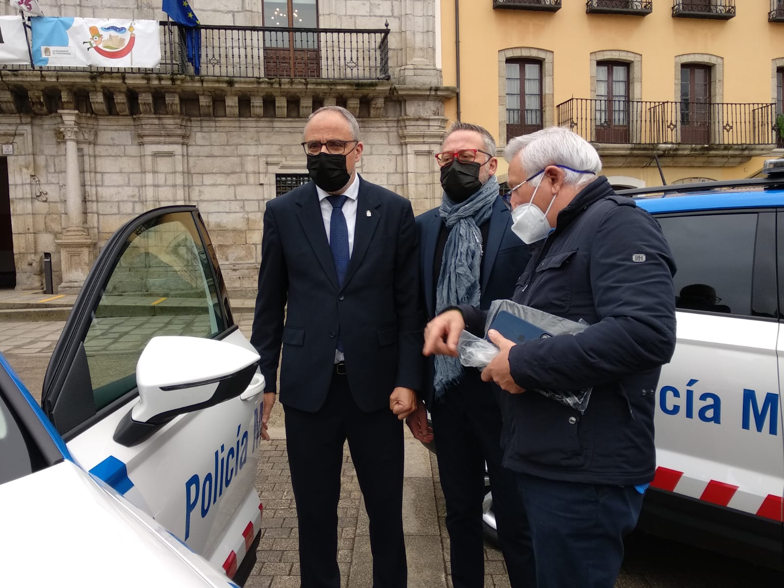 El alcalde de Ponferrada, el edil de Seguridad y el intendente de la Policía Local, en la presentación de los nuevos vehículos.