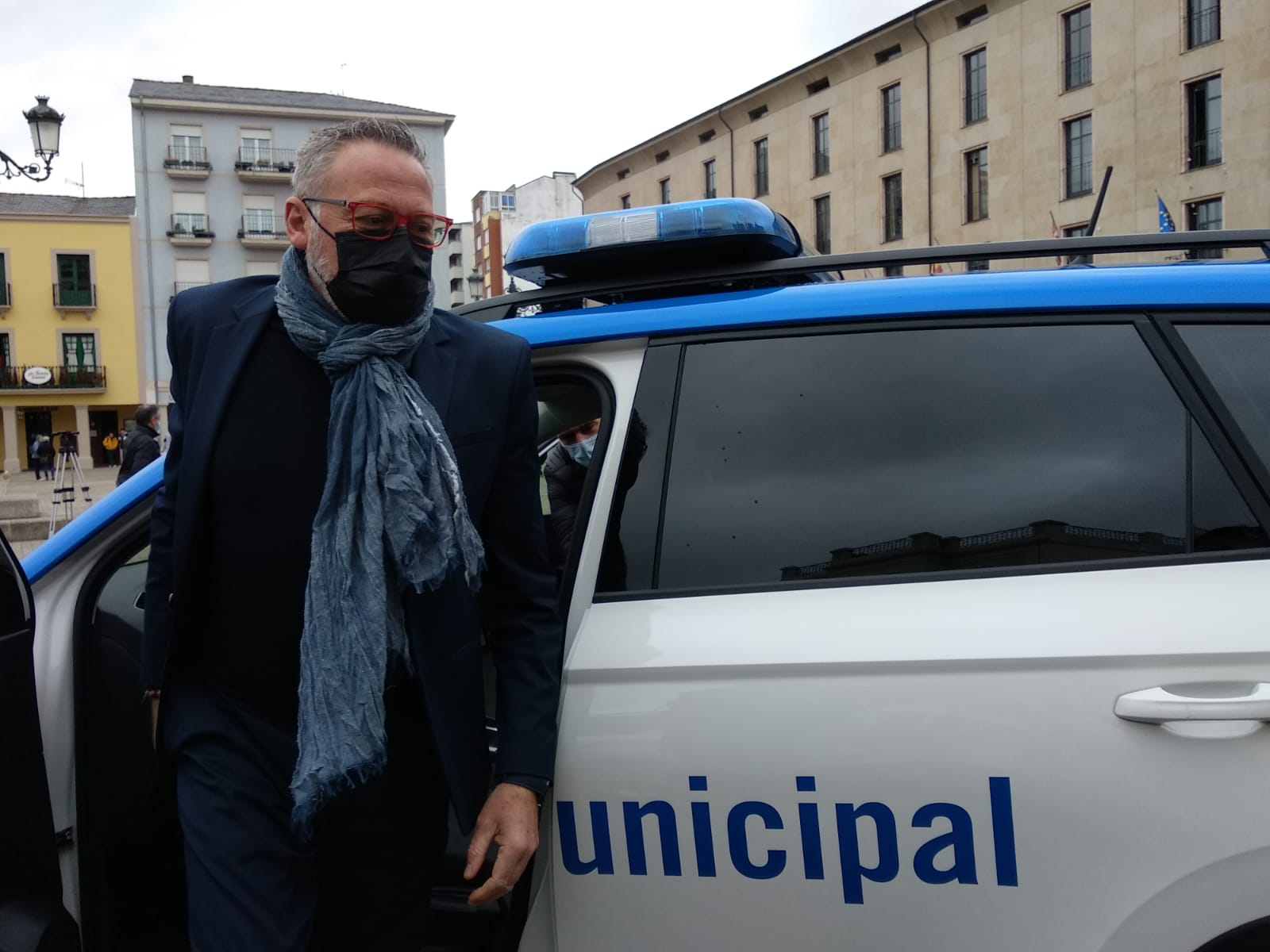 El alcalde de Ponferrada, el edil de Seguridad y el intendente de la Policía Local, en la presentación de los nuevos vehículos.
