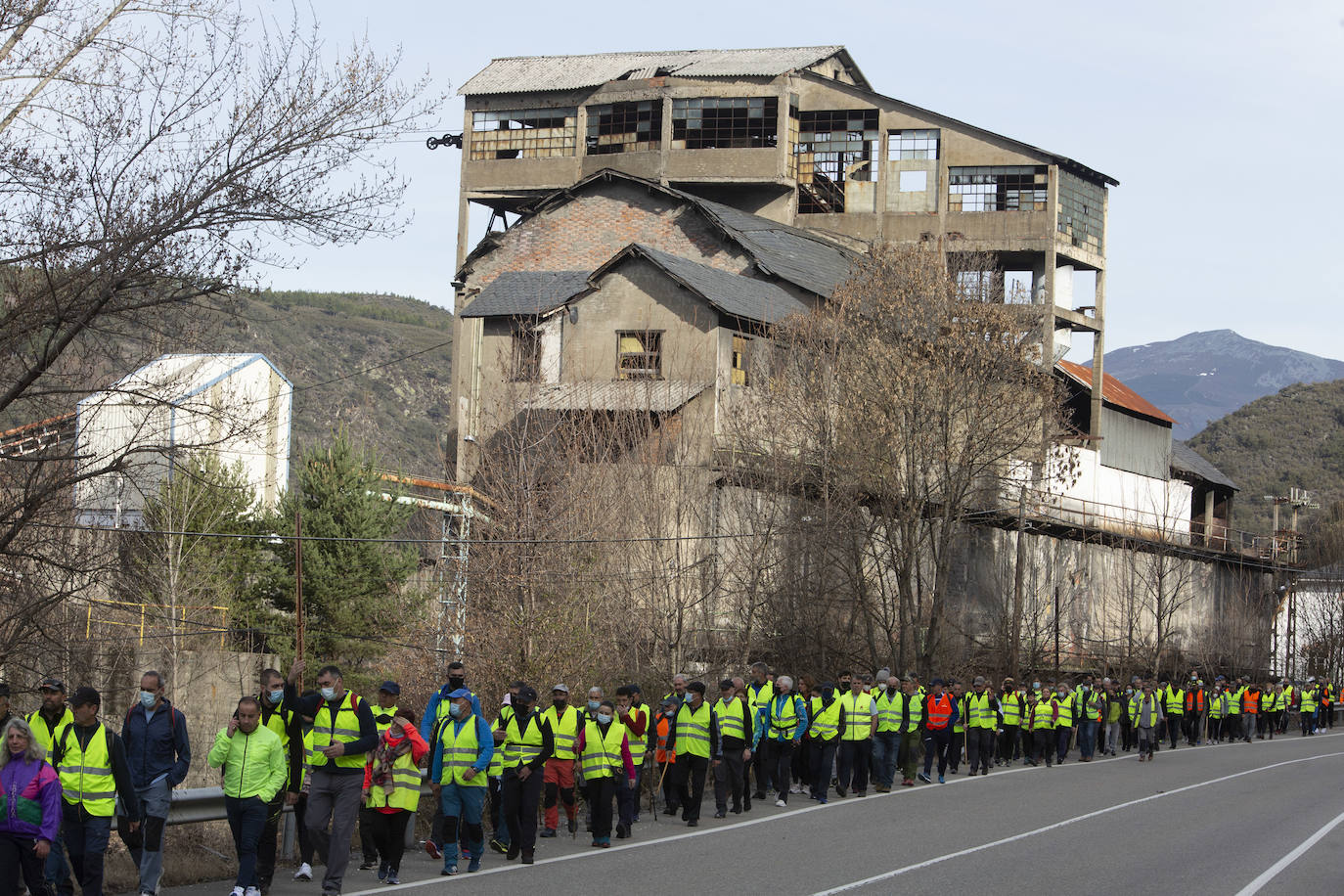 Tercera etapa de la marcha a pie entre Villablino y Ponferrada en defensa de la sanidad pública de Laciana y del Bierzo, entre las localidades bercianas de Páramo del Sil y Toreno.