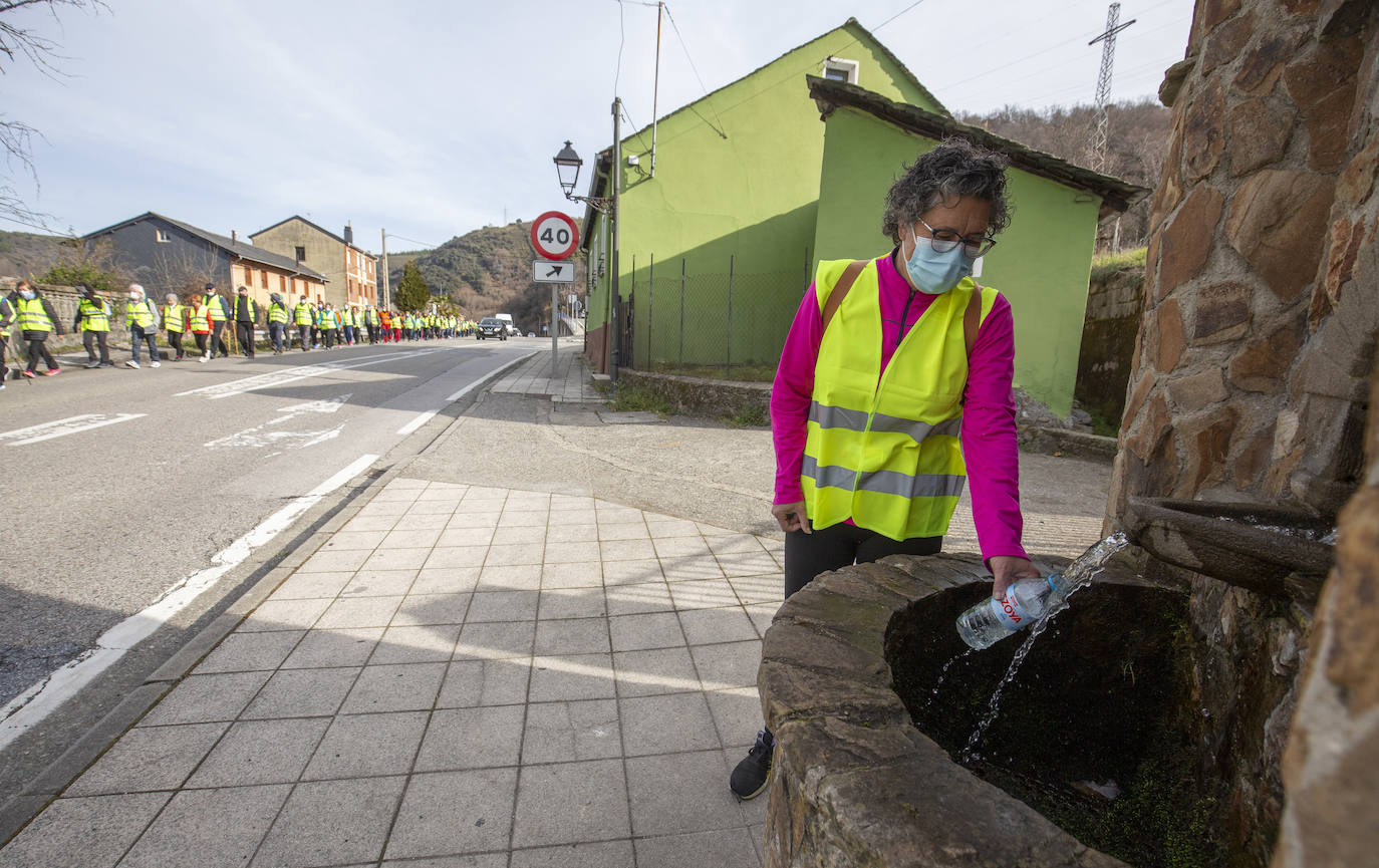 Tercera etapa de la marcha a pie entre Villablino y Ponferrada en defensa de la sanidad pública de Laciana y del Bierzo, entre las localidades bercianas de Páramo del Sil y Toreno.