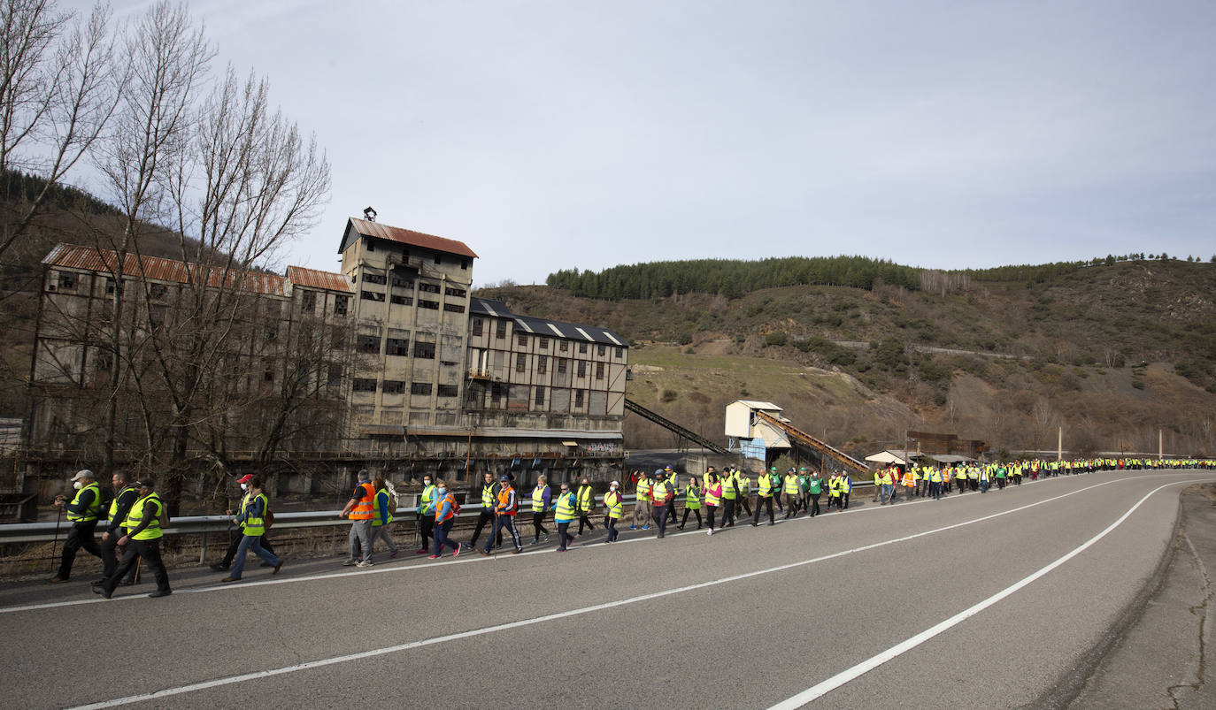 Tercera etapa de la marcha a pie entre Villablino y Ponferrada en defensa de la sanidad pública de Laciana y del Bierzo, entre las localidades bercianas de Páramo del Sil y Toreno.