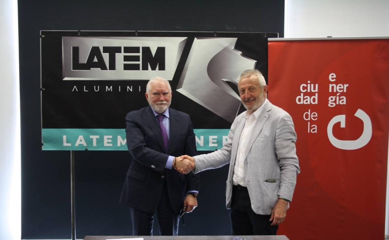 El presidente de LatemAluminium (I) y el director de Ciuden (D) tras firmar el acuerdo.