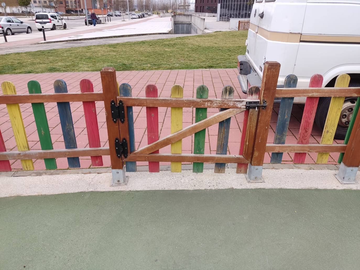 Campaña de reparación y sustitución de mobiliario urbano en los parques infantiles de Ponferrada.
