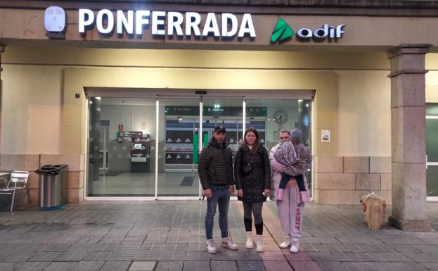 Iryna Rudenko y Luciano Arias junto a Ianina Krupska, a su llegada a la estación de tren de Ponferrada.