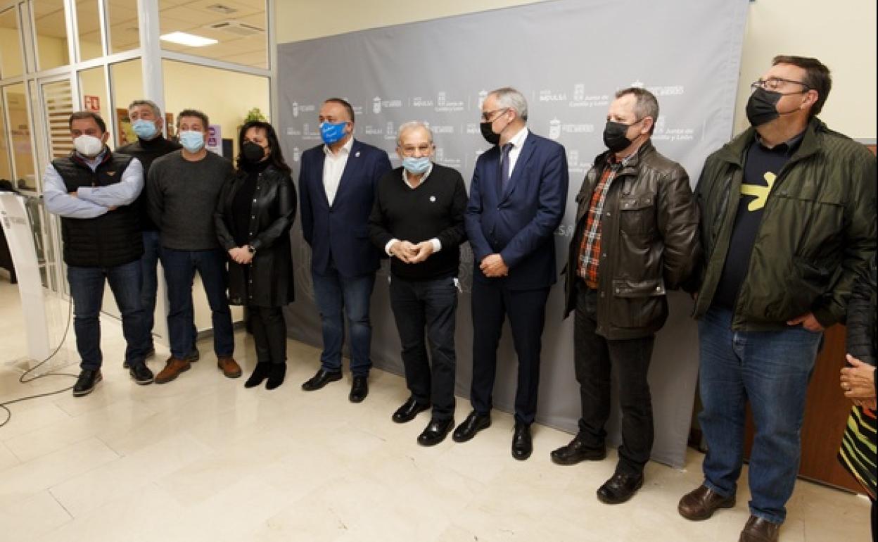 El presidente del Consejo Comarcal del Bierzo, Gerardo Álvarez Courel, y el presidente de la Fundación Prada a Tope, José Luis Prada, presentan los XIV premios Palacio de Canedo, junto a representantes de las entidades patrocinadoras.