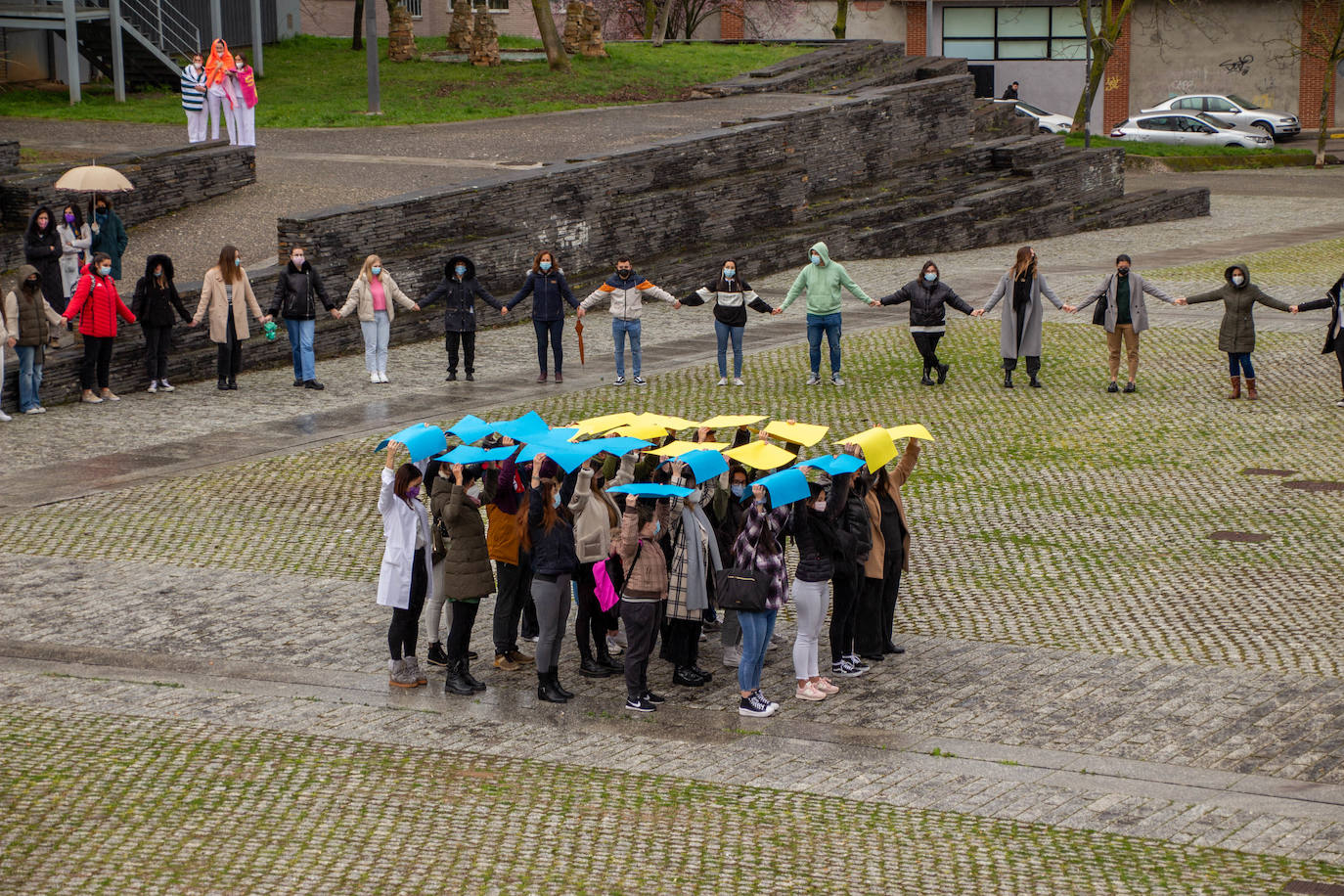 Fotos: Abrazo simbólico en el Campus de Ponferrada