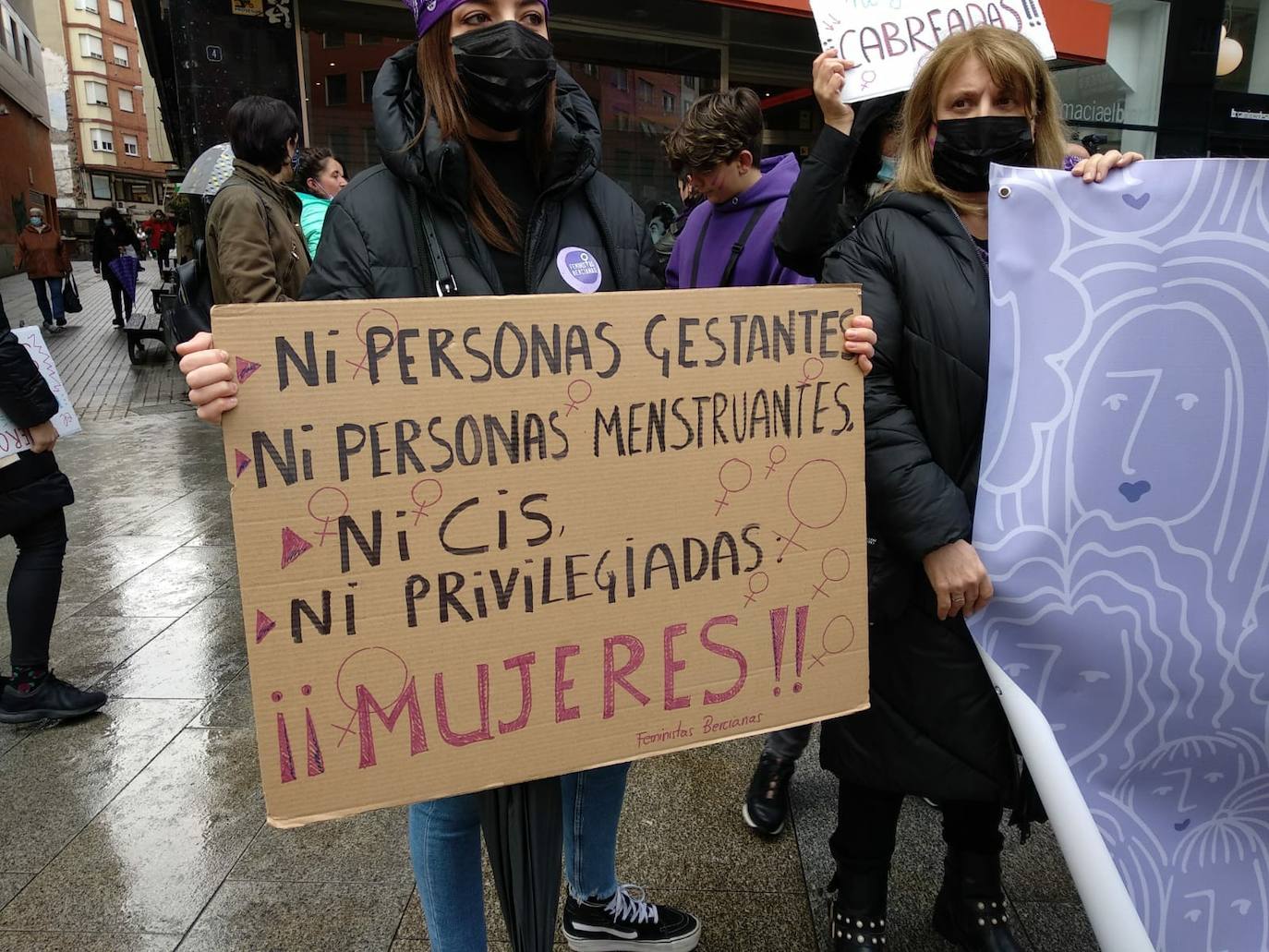 Manifestación de la Asociación de Mujeres Feministas Bercianas en Ponferrada. 