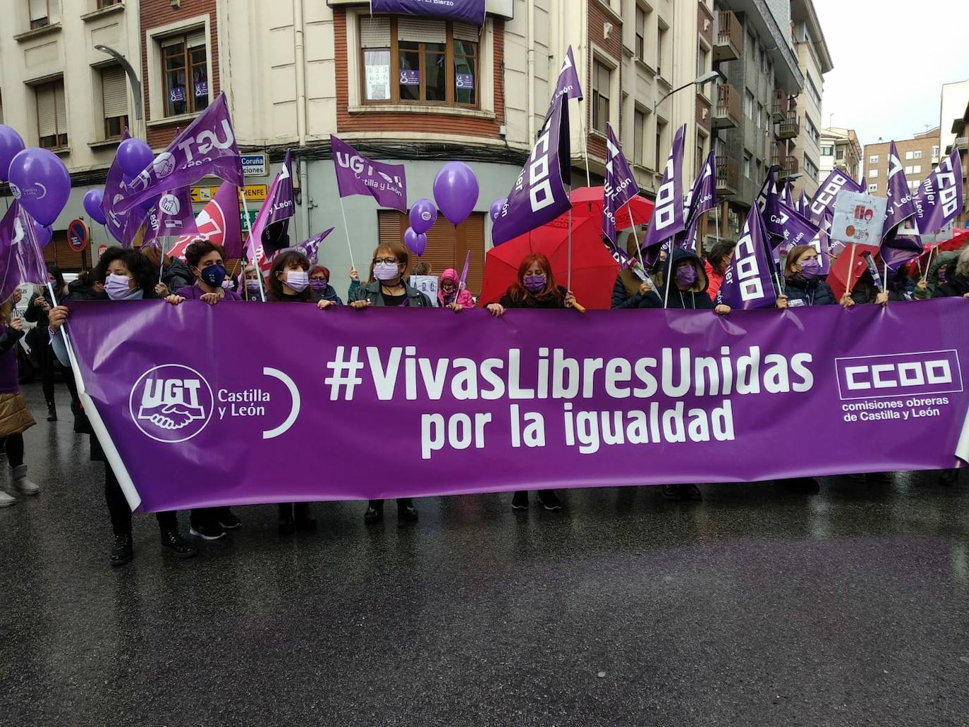 Concentración de UGT y CCOO en el Día de la Mujer en Ponferrada.