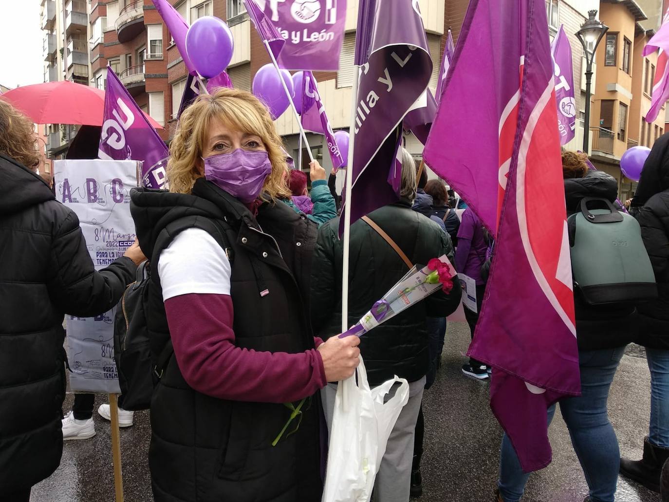 Concentración de UGT y CCOO en el Día de la Mujer en Ponferrada.