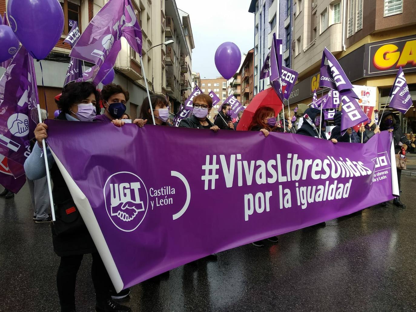 Concentración de UGT y CCOO en el Día de la Mujer en Ponferrada.