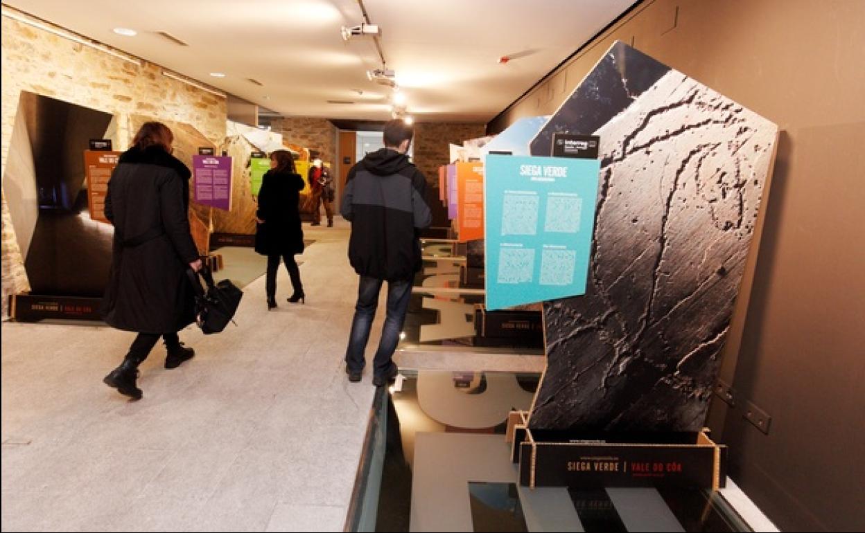 Presentación de la exposición temporal 'El arte que escapó de las cavernas' en el Museo Arqueológico de Cacabelos.