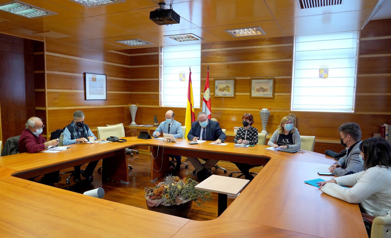 El consejero de Sanidad en funciones, Alejandro Vázquez, se reúne con el alcalde de Villablino, Mario Rivas, y con los representantes de la 'Plataforma en defensa de la sanidad pública del Bierzo y Laciana'.