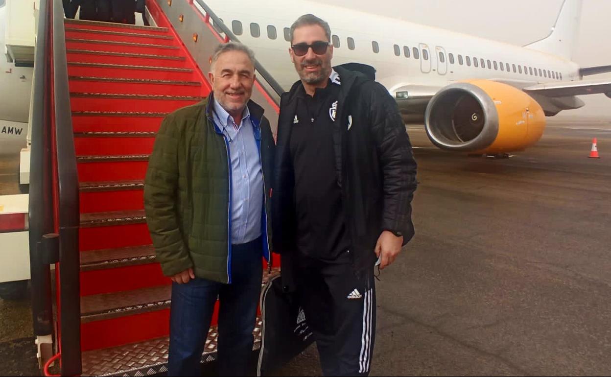 Jon Pérez Bolo, entrenador de la Deportiva, y su presidente, José Fernández Nieto 'Silvano', antes de viajar a Roma.