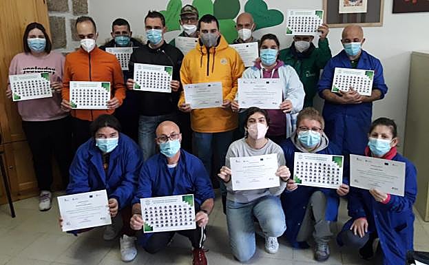 Algunos participantes con su diploma.