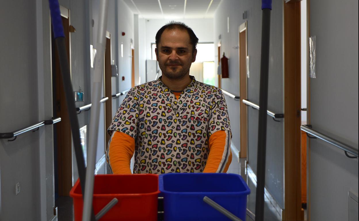 Mario López en su puesto de trabajo en el centro de día y residencia Compostilla 2.