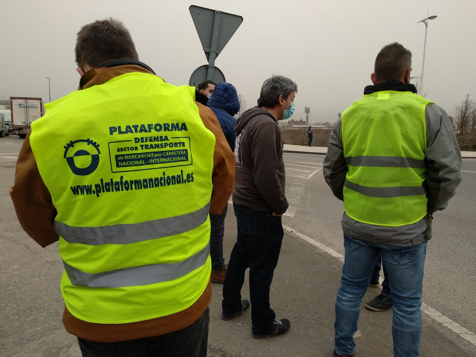 Piquete de transportistas en la avenida Asturias de Ponferrada.