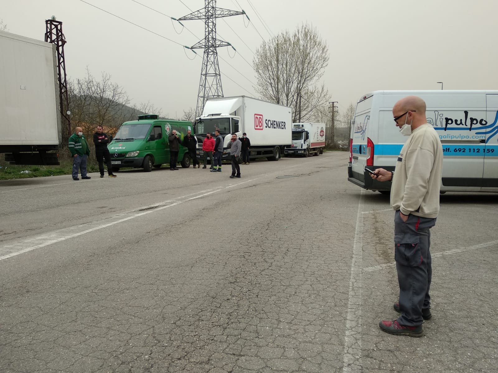 Piquete de transportistas en la avenida Asturias de Ponferrada.
