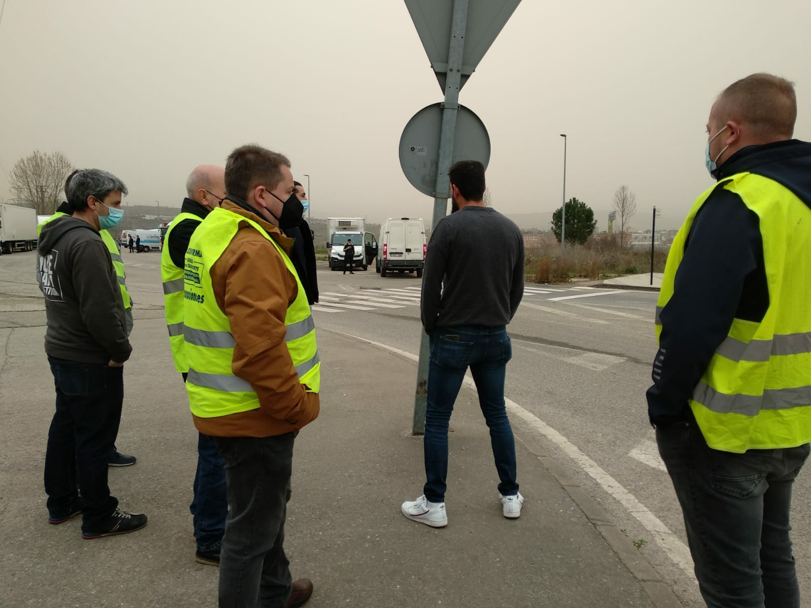 Piquete de transportistas en la avenida Asturias de Ponferrada.