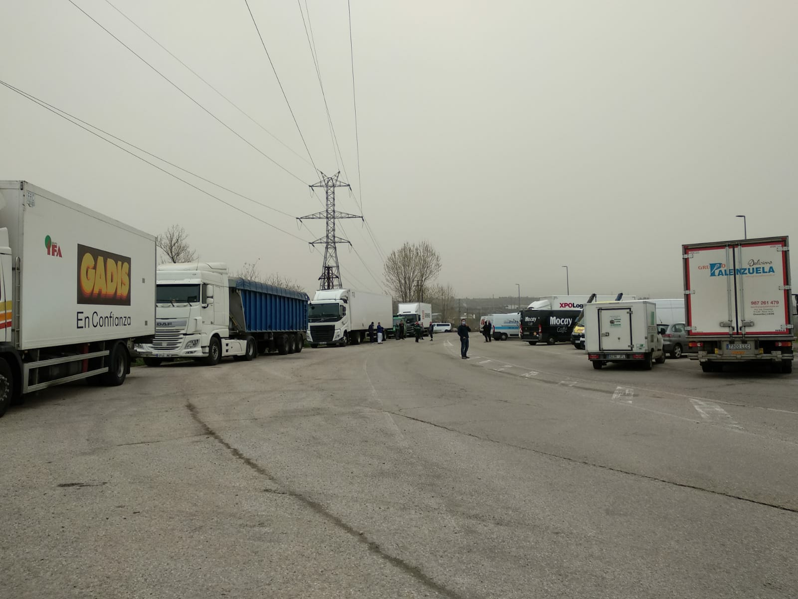 Galería. Los camiones parados por el piquete en Ponferrada esperan a ambos lados de la carretera.