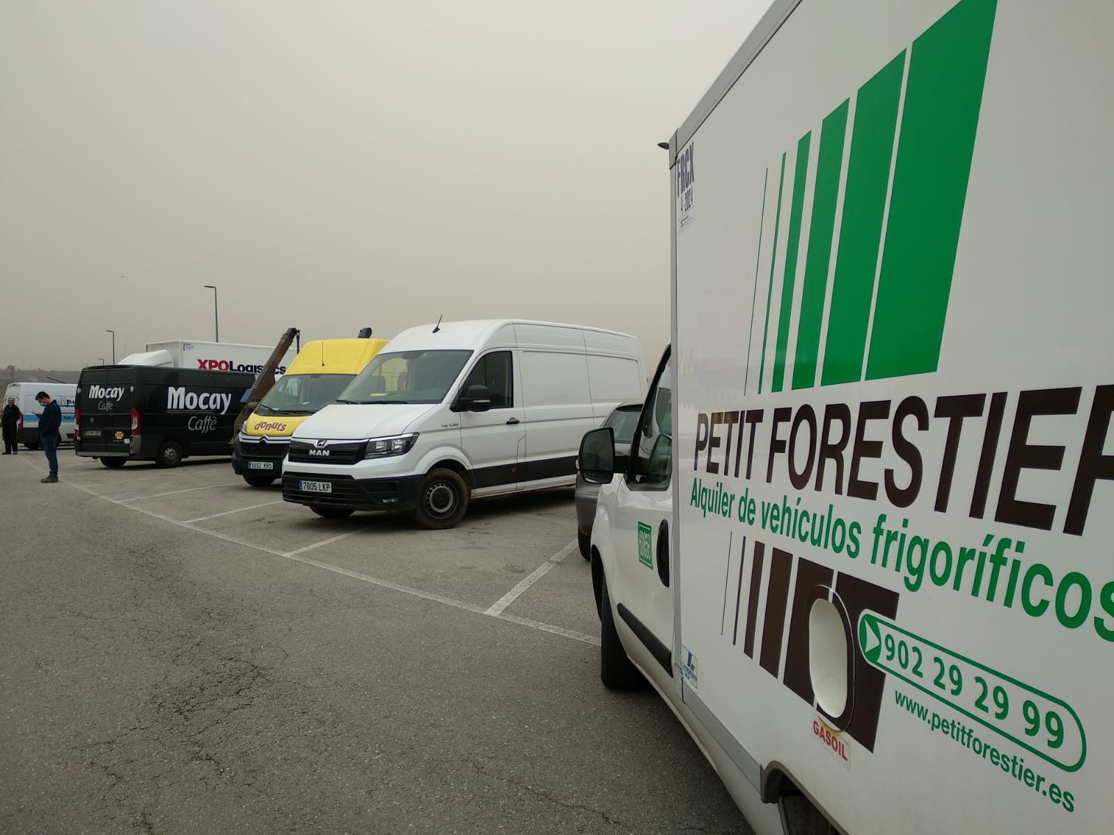 Piquete de transportistas en la avenida Asturias de Ponferrada.