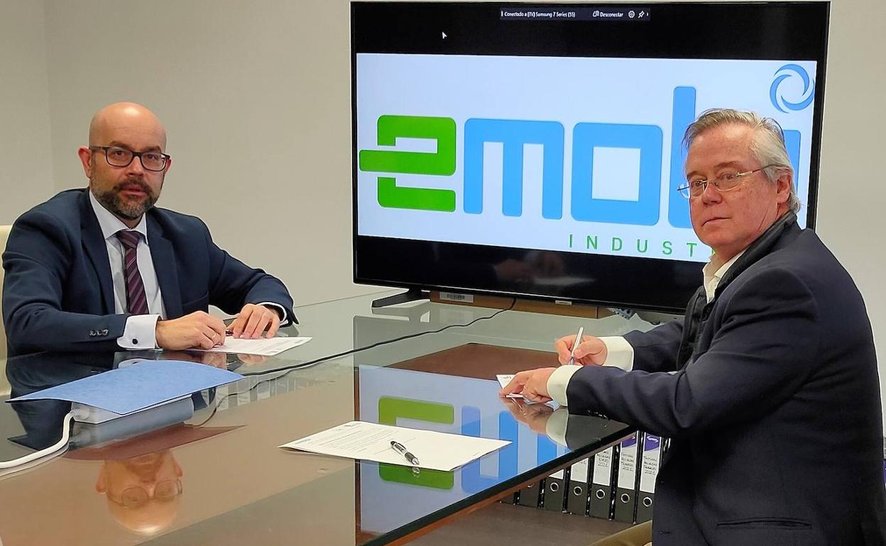 Firma del acuerdo de colaboración de Emobi con la Fundación Santa Bárbara. 