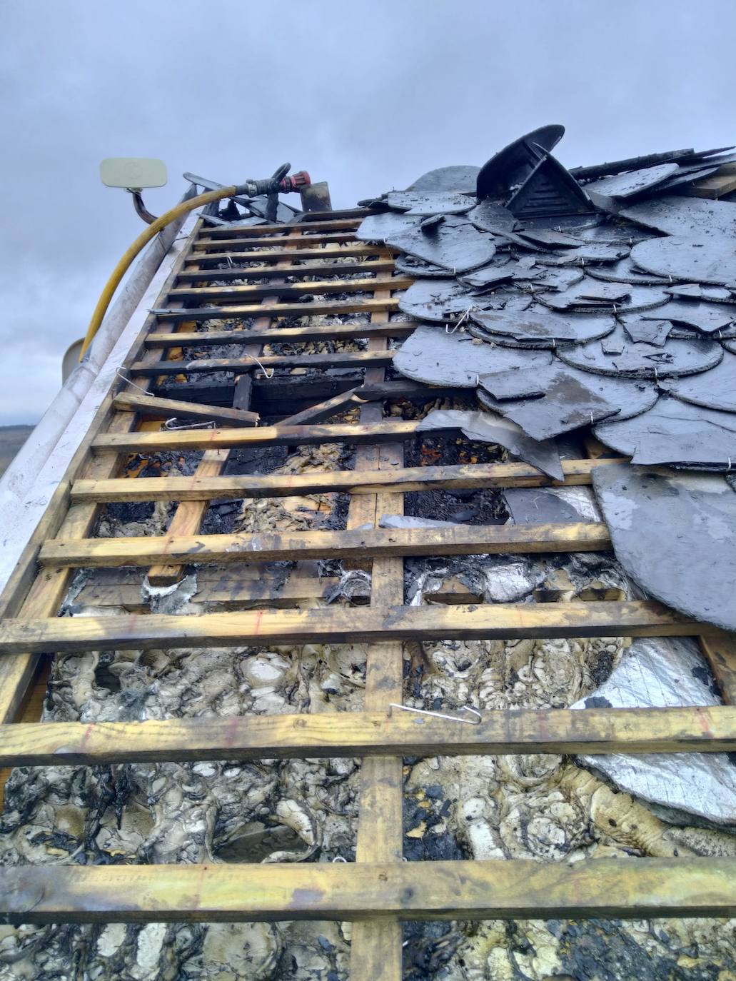 El incendio provocó daños en la cubierta de la vivienda.