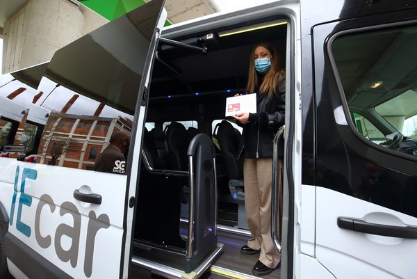 La delegada en funciones de la Junta en León, Ester Muñoz, presentó este martes, el segundo de los bonos rurales de transporte gratuito en la comarca del Bierzo.