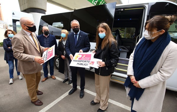 La delegada en funciones de la Junta en León, Ester Muñoz, presentó este martes, el segundo de los bonos rurales de transporte gratuito en la comarca del Bierzo.