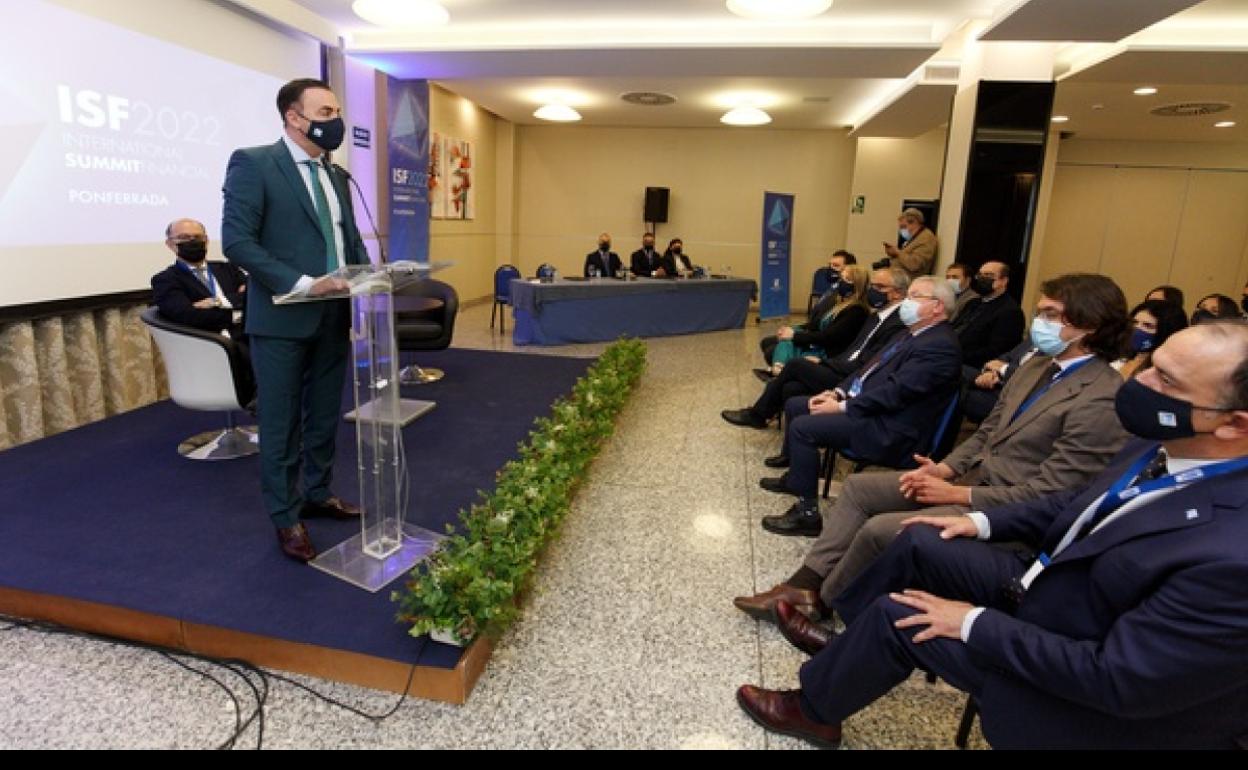 El presidente de Herrero Brigantina, Juan González Herrero, durante la inauguración del I International Summit Financial Ciudad de Ponferrada 2022.