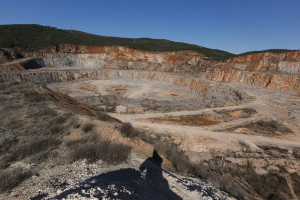 El consejero en funciones de Fomento y Medio Ambiente, Juan Carlos Suárez-Quiñones, visita el municipio de Carucedo para informar sobre el inicio de las obras de restauración de la explotación de calizas Peña El Rego.