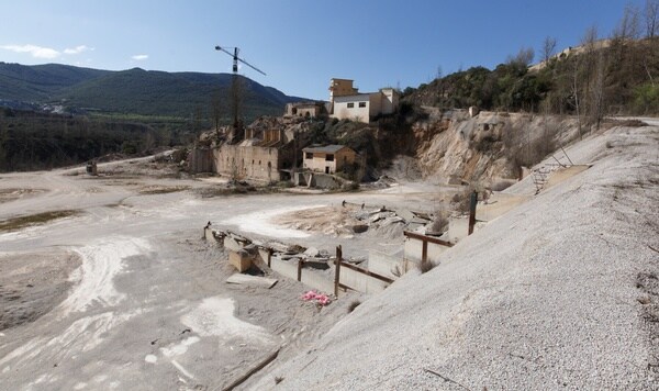 El consejero en funciones de Fomento y Medio Ambiente, Juan Carlos Suárez-Quiñones, visita el municipio de Carucedo para informar sobre el inicio de las obras de restauración de la explotación de calizas Peña El Rego.