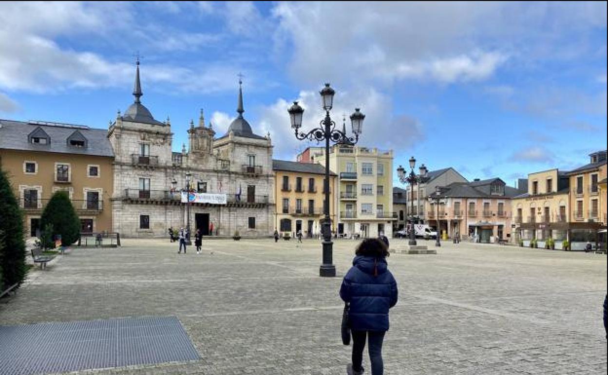 Ciudadanos caminan por la plaza del Ayuntamiento.