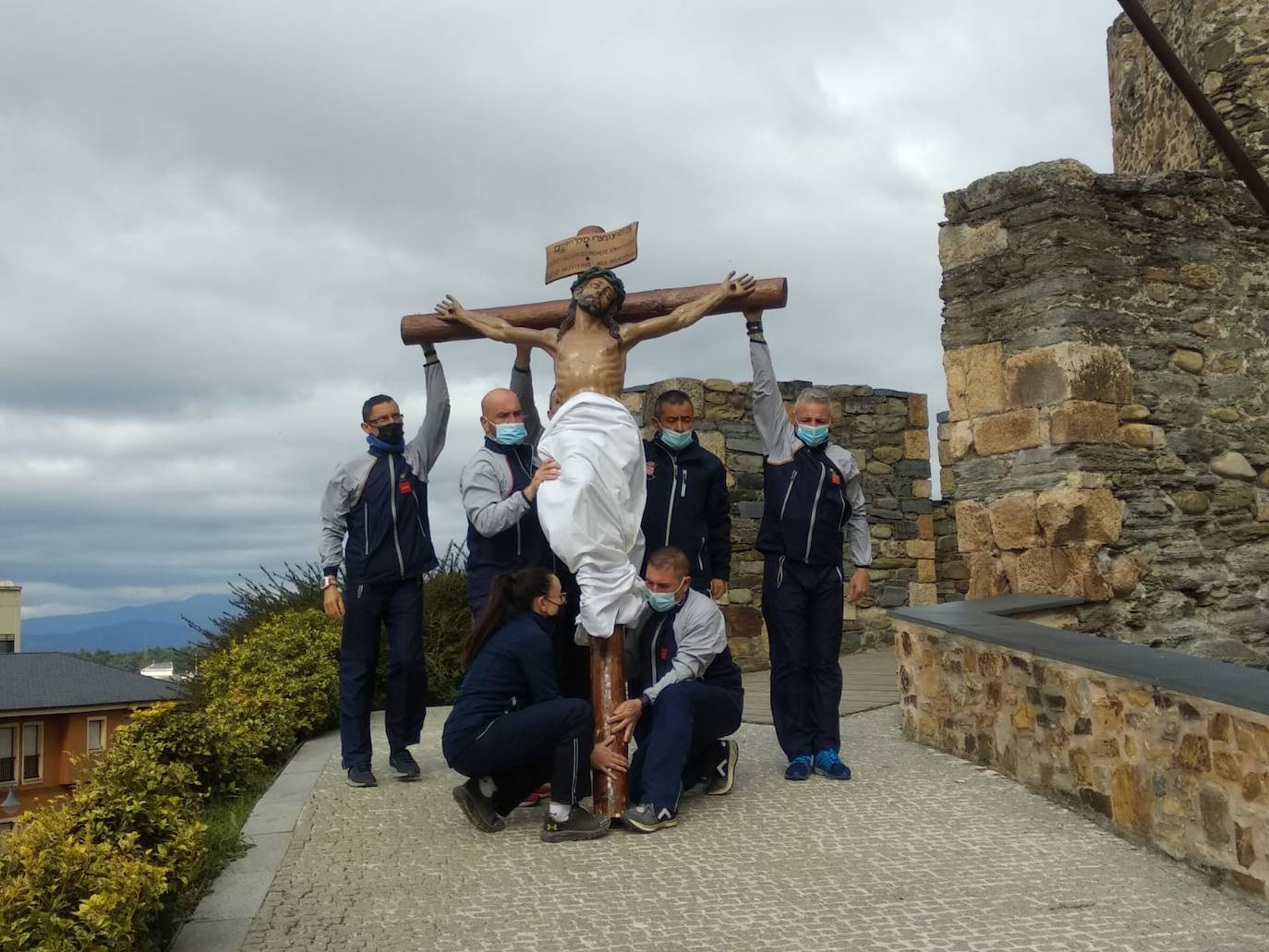 Miembros de la USAC de Santocildes ensayan el Traslado al Castillo del Cristo de la Esperanza.