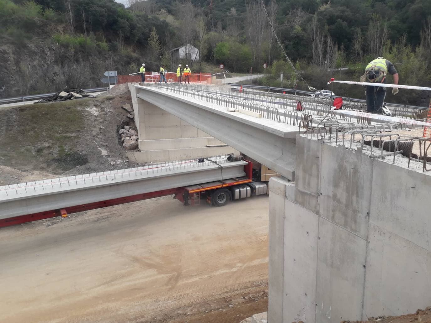 Fotos: Inicio del montaje del nuevo puente sobre la N-120 en Carucedo