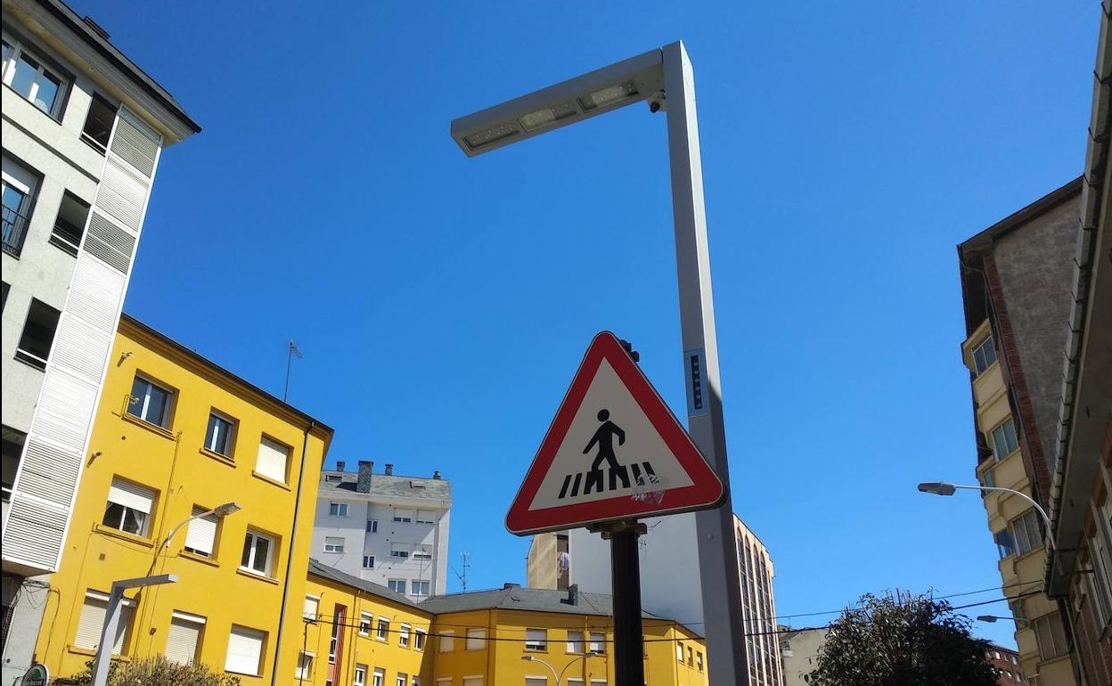 Paso de peatones inteligente instalado en la avenida del Castillo de Ponferrada.