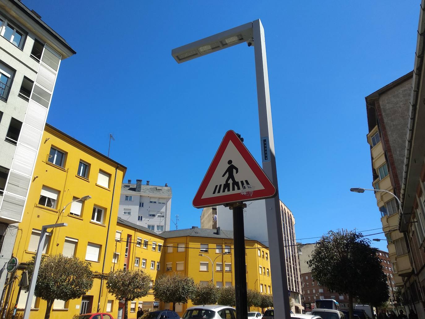 Ponferrada activa su primer paso de peatones inteligente en la avenida del Castillo.