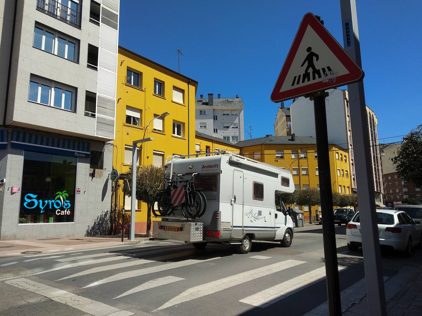 Ponferrada activa su primer paso de peatones inteligente en la avenida del Castillo.