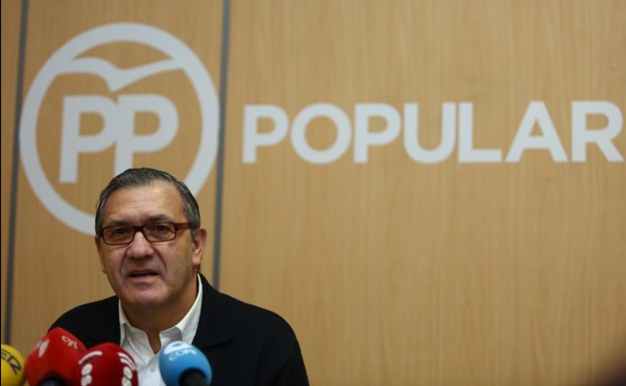 El portavoz municipal del PP en Cacabelos, Adolfo Canedo.